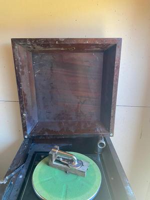 Thomas A Edison Diamond Disc Phonograph with some records