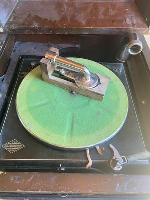 Thomas A Edison Diamond Disc Phonograph with some records