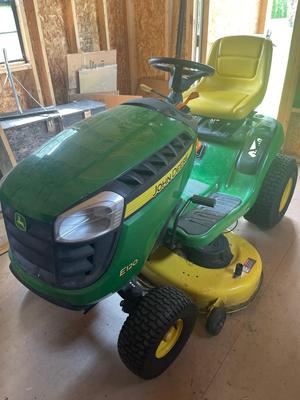 SS1-John Deere Riding Lawn Mower