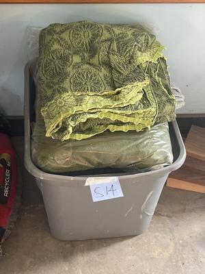 S14-Tote of blankets
