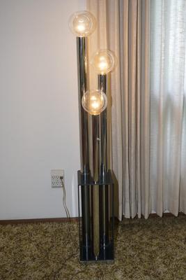 MCM 70'S LUCITE AND CHROME TABLE LAMP W/ 'SMOKE GLASS TOP/