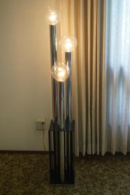 MCM 70'S LUCITE AND CHROME TABLE LAMP W/ 'SMOKE GLASS TOP/