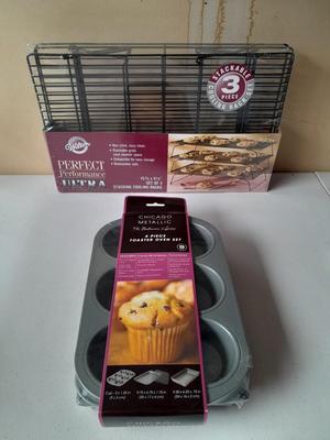 Brand new! Chicago Metallic 4-piece toaster oven bakeware set with 3-piece Wilton stacking cooling rack
