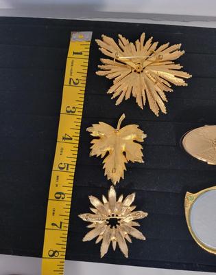 3 VINTAGE BROOCHES AND A LIPSTICK COMPACT