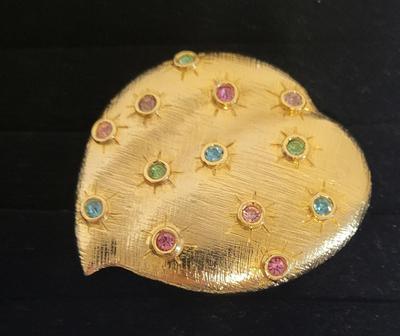 3 VINTAGE BROOCHES AND A LIPSTICK COMPACT