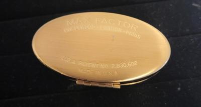 3 VINTAGE BROOCHES AND A LIPSTICK COMPACT