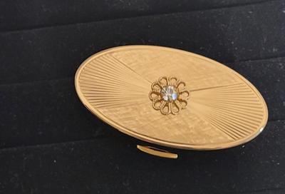 3 VINTAGE BROOCHES AND A LIPSTICK COMPACT