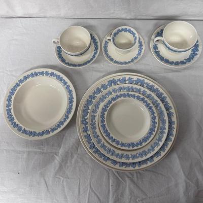 Wedgewood Embossed Queensware China Set (K-BB)