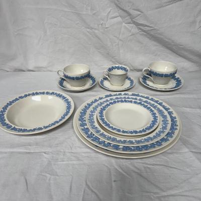 Wedgewood Embossed Queensware China Set (K-BB)