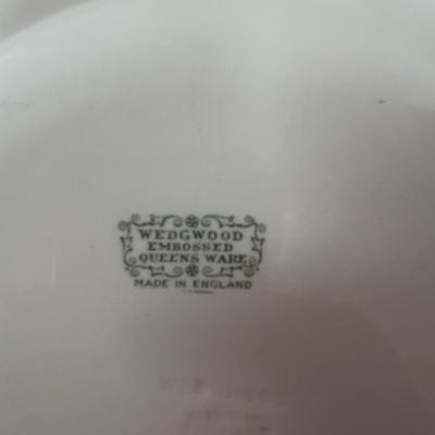 Wedgewood Embossed Queensware China Set (K-BB)