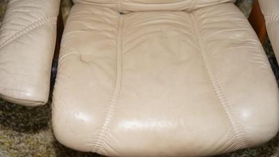 VINTAGE EKORNES STRESSLESS CHAIR RECLINER W/ OTTOMAN