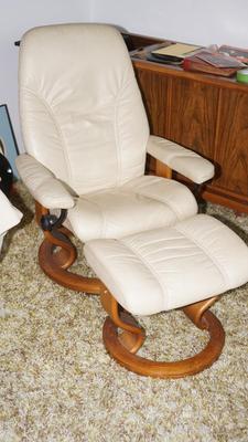 VINTAGE EKORNES STRESSLESS CHAIR RECLINER W/ OTTOMAN