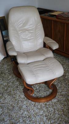 VINTAGE EKORNES STRESSLESS CHAIR RECLINER W/ OTTOMAN