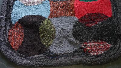 SUPER COOL GEOMETRIC HOOKED AREA RUG OF CIRCLE OF COLORS HAND HOOKED RUG
