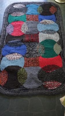 SUPER COOL GEOMETRIC HOOKED AREA RUG OF CIRCLE OF COLORS HAND HOOKED RUG