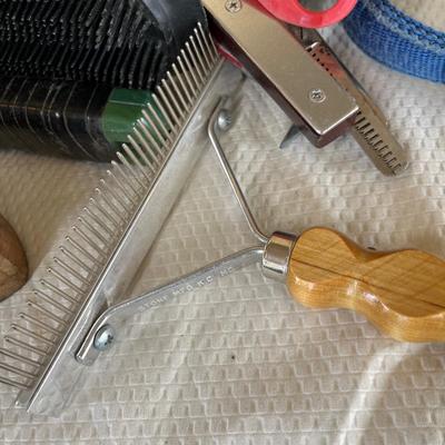 Tub of horse grooming items & other