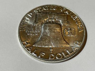 1962-P AU58/UNCIRCULATED CONDITION FRANKLIN SILVER HALF DOLLAR AS PICTURED.