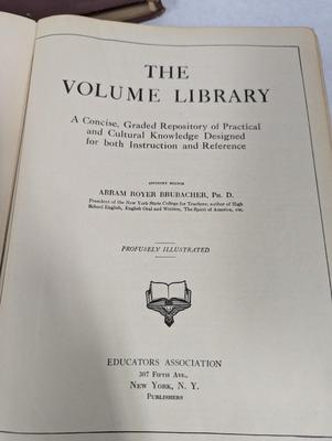 Vintage Books - Leaves Of Gold - The World Atlas - The Volume Library