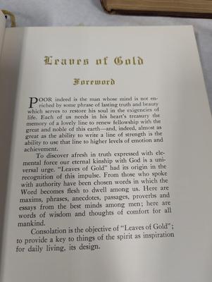 Vintage Books - Leaves Of Gold - The World Atlas - The Volume Library