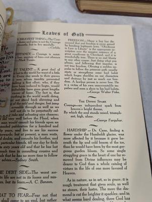 Vintage Books - Leaves Of Gold - The World Atlas - The Volume Library