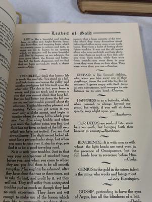 Vintage Books - Leaves Of Gold - The World Atlas - The Volume Library