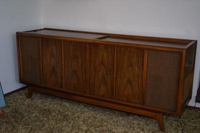 1960's VINTAGE MAGNAVOX STEREO CONSOLE IN WALNUT CABINET- NEEDS WORK