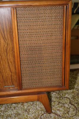 1960's VINTAGE MAGNAVOX STEREO CONSOLE IN WALNUT CABINET- NEEDS WORK