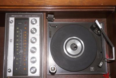 1960's VINTAGE MAGNAVOX STEREO CONSOLE IN WALNUT CABINET- NEEDS WORK