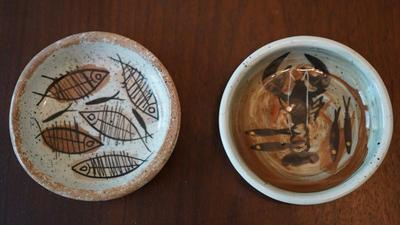 GROUPING OF SIX MCM CERAMIC SEA CREATURE HAND DECORATED UNDER GLAZE TRAYS OF 3 1/2" SIGNED