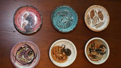 GROUPING OF SIX MCM CERAMIC SEA CREATURE HAND DECORATED UNDER GLAZE TRAYS OF 3 1/2" SIGNED