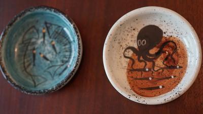GROUPING OF SIX MCM CERAMIC SEA CREATURE HAND DECORATED UNDER GLAZE TRAYS OF 3 1/2" SIGNED