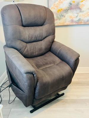 ASHLEY Power Lift Reclining Chair