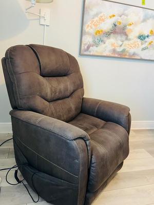 ASHLEY Power Lift Reclining Chair