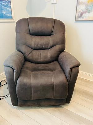 ASHLEY Power Lift Reclining Chair
