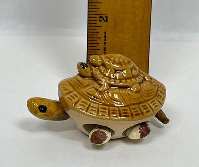 Vintage Ceramic Nodding Bobblehead Turtle Mom with babies on back