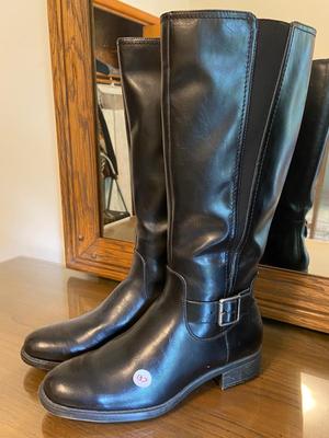 LIKE NEW Women’s Mid-Calf Black Boots