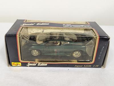 Maisto Special Edition Jaguar X1220 1:18