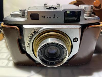 Vintage Mid-Century Minolta 35mm Camera in Good Preowned Condition as Pictured. (Un-Tested).