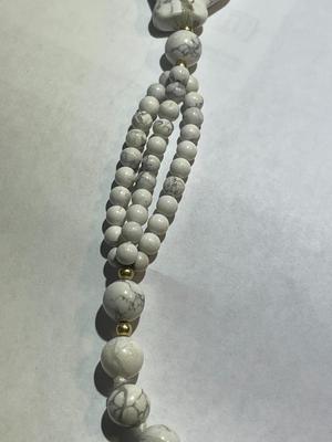 Vintage Asian HOWLITE Bead 30" Fashion Necklace w/Carved Howlite Fish in Good Preowned Condition as Pictured.