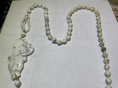 Vintage Asian HOWLITE Bead 30" Fashion Necklace w/Carved Howlite Fish in Good Preowned Condition as Pictured.