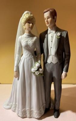 Enesco 1984 Treasured Memories "Special Day" Bride & Groom 7.5" Tall ~ Wedding Cake Topper w/Lace in VG Preowned...