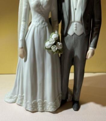 Enesco 1984 Treasured Memories "Special Day" Bride & Groom 7.5" Tall ~ Wedding Cake Topper w/Lace in VG Preowned...