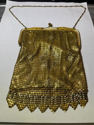 Vintage/Antique Gold-tone Metal Mesh Purse in VG Preowned Condition as Pictured. Neat Piece!