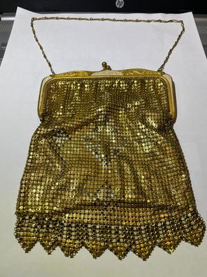 Vintage/Antique Gold-tone Metal Mesh Purse in VG Preowned Condition as Pictured. Neat Piece!