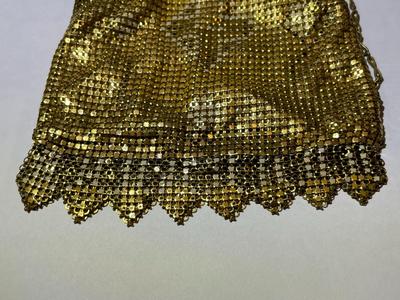 Vintage/Antique Gold-tone Metal Mesh Purse in VG Preowned Condition as Pictured. Neat Piece!