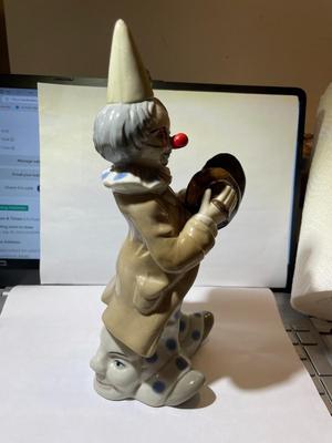 Vintage Mid-Century Modern Toma Imports Ceramic/Porcelain Clown Figurine 10" Tall in VG Preowned Condition.