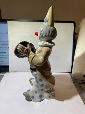 Vintage Mid-Century Modern Toma Imports Ceramic/Porcelain Clown Figurine 10" Tall in VG Preowned Condition.