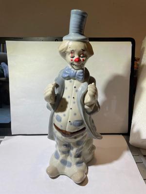 Vintage Mid-Century Modern Toma Imports Ceramic/Porcelain Clown Figurine 10.5" Tall in VG Preowned Condition.