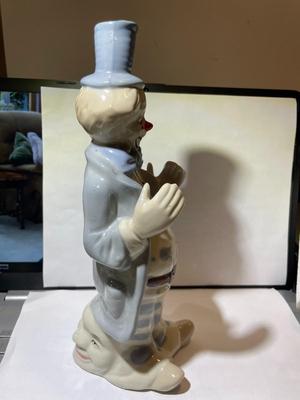 Vintage Mid-Century Modern Toma Imports Ceramic/Porcelain Clown Figurine 10.5" Tall in VG Preowned Condition.