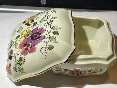 Vintage Zsolnay Porcelain Jewelry/Trinket Box 4 1/4" Hand-painted in VG Preowned Condition.